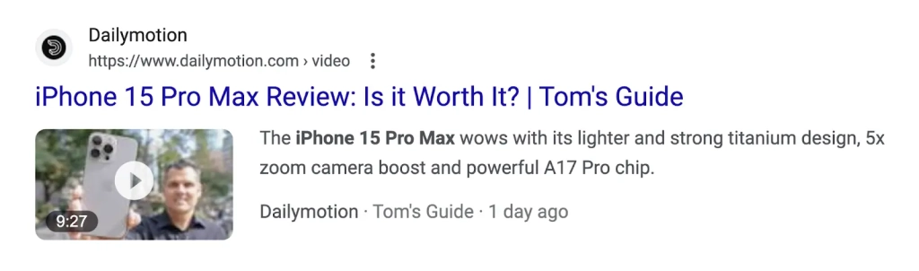 عنوان ویدیویی از Dailymotion در SERP، که می‌خواند: «بررسی iPhone 15 Pro Max: آیا ارزشش را دارد؟ | راهنمای تام