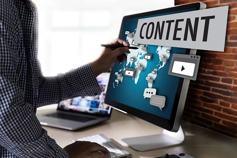 تصویری با عنوان به روز رسانی منظم محتوای سایت و اهمیت آن برای بهبود E.E.AT