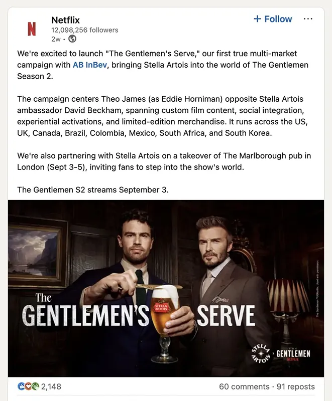 اسکرین شات پست لینکدین نتفلیکس درباره ی کمپین تبلیغاتی «The Gentlemen’s Serve» با همکاری استلا آرتوا، همراه با تصویر دو مرد کت و شلوار پوش که یک لیوان آبجو در دست دارند.